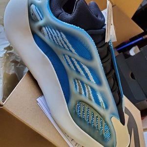 Yeezy 700 v3 Arzare size 11